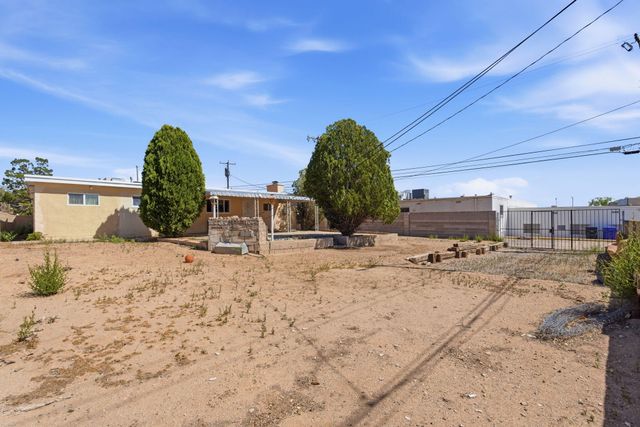 1009 Dakota Street NE, Albuquerque, NM 87110