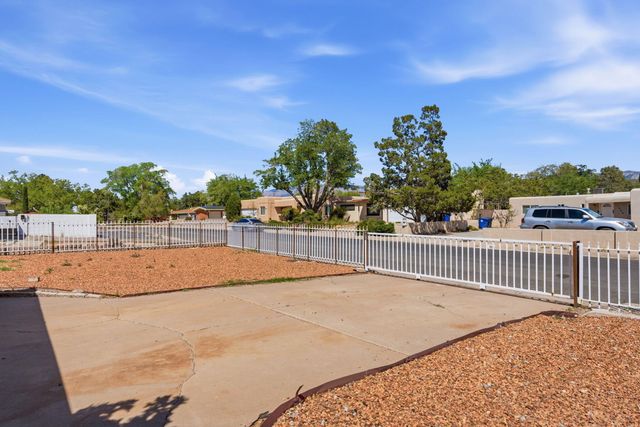 1009 Dakota Street NE, Albuquerque, NM 87110