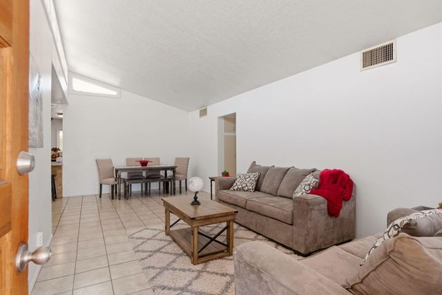 1009 Dakota Street NE, Albuquerque, NM 87110