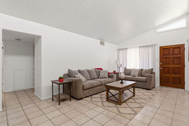 1009 Dakota Street NE, Albuquerque, NM 87110