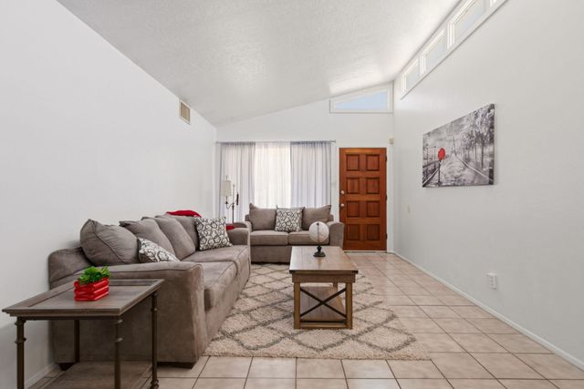 1009 Dakota Street NE, Albuquerque, NM 87110