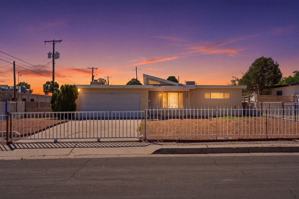 1009 Dakota Street NE, Albuquerque, NM 87110