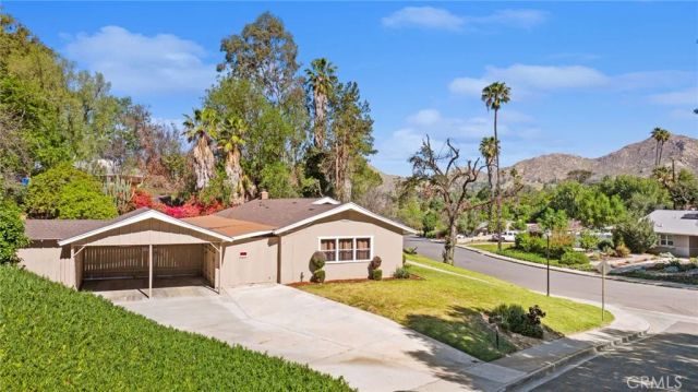 134 W Broadbent, Riverside, CA 92507