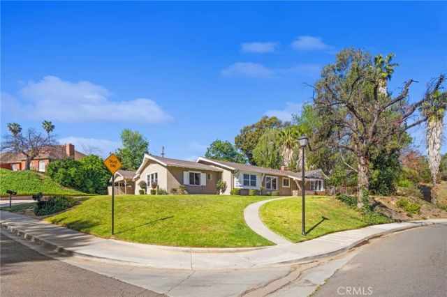 134 W Broadbent, Riverside, CA 92507