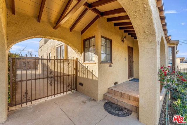 8905 S Wilton, Los Angeles, CA 90047
