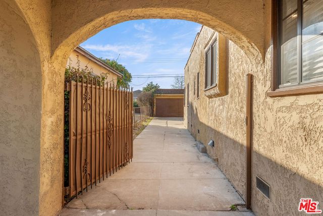 8905 S Wilton, Los Angeles, CA 90047