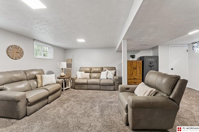 3335 S 114th Avenue, Omaha, NE 68144