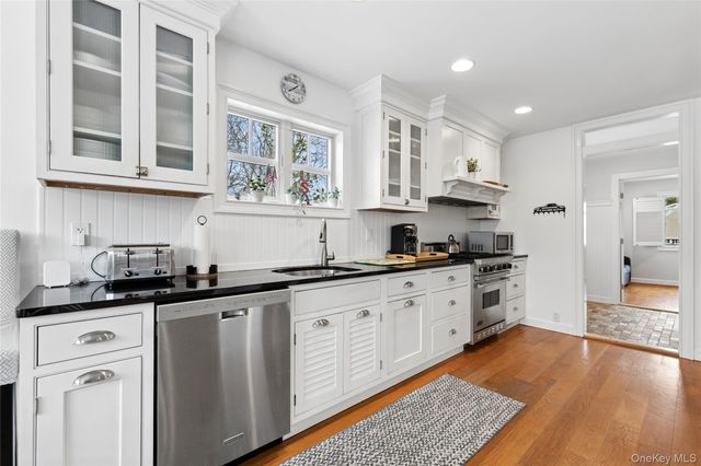 10 Foxboro Road, East Quogue, NY 11946