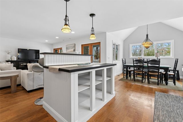 10 Foxboro Road, East Quogue, NY 11946