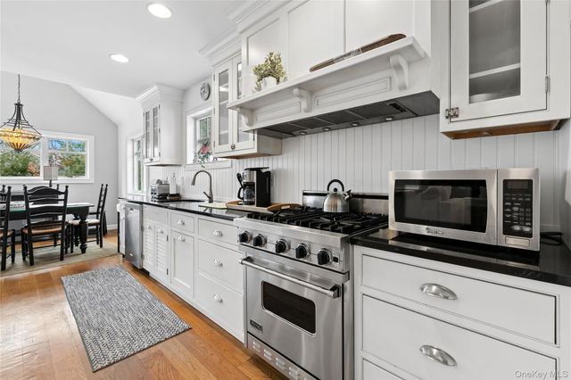 10 Foxboro Road, East Quogue, NY 11946