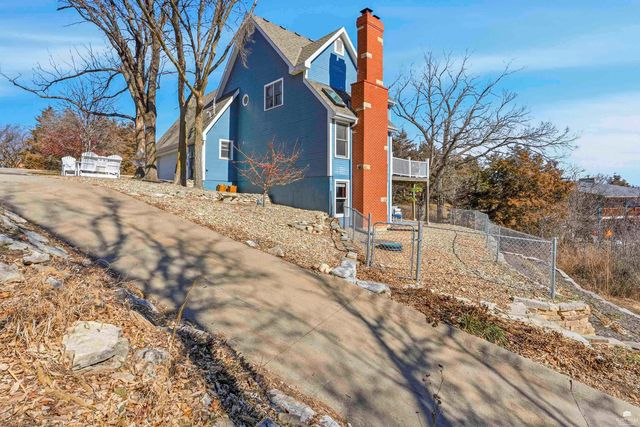 3215 Driftwood Drive, Manhattan, KS 66503