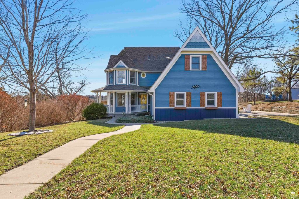 3215 Driftwood Drive, Manhattan, KS 66503