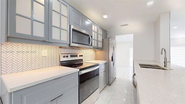 8212 NW 8th Pl 2, Plantation, FL 33324