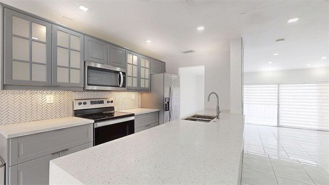 8212 NW 8th Pl 2, Plantation, FL 33324