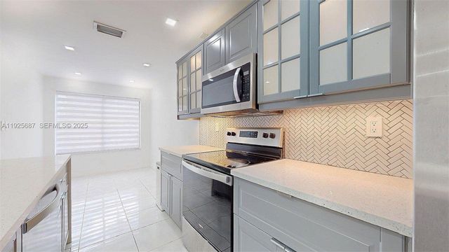 8212 NW 8th Pl 2, Plantation, FL 33324