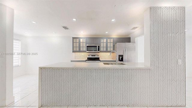 8212 NW 8th Pl 2, Plantation, FL 33324