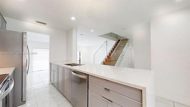 8212 NW 8th Pl 2, Plantation, FL 33324