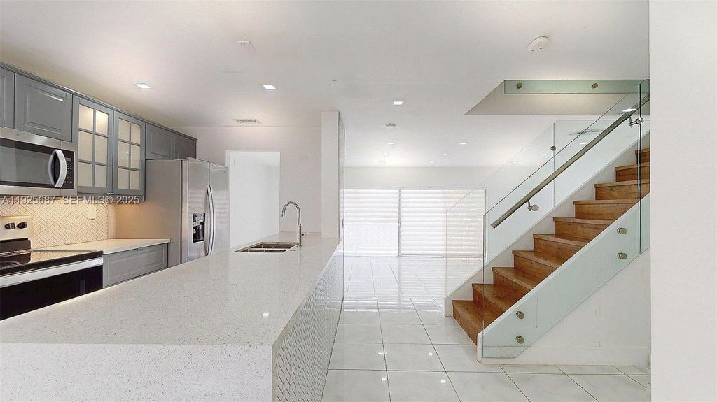 8212 NW 8th Pl 2, Plantation, FL 33324