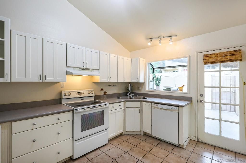 Image 21 of property listing at 7700 Parkway Dr Unit 2, La Mesa, CA 91942