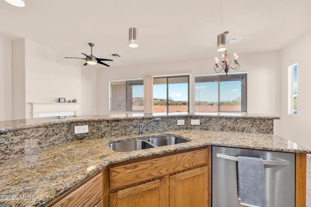 1012 W Mountain Stone Drive, Green Valley, AZ 85614