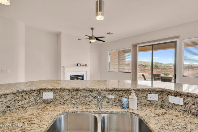 1012 W Mountain Stone Drive, Green Valley, AZ 85614