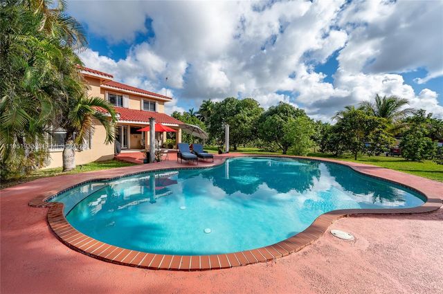 19520 SW 206th St, Miami, FL 33187