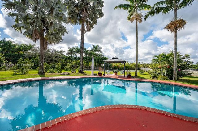 19520 SW 206th St, Miami, FL 33187