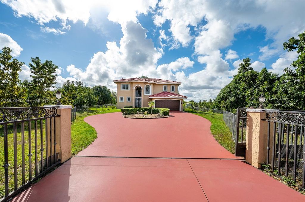 19520 SW 206th St, Miami, FL 33187