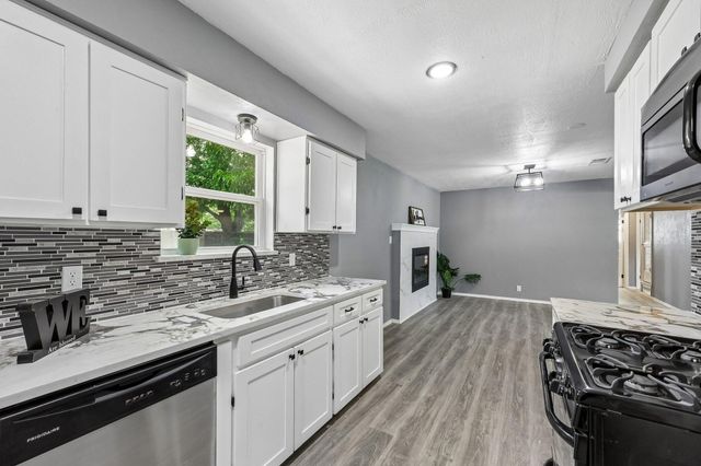 232 NW Jayellen Avenue, Burleson, TX 76028
