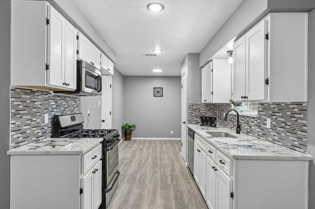 232 NW Jayellen Avenue, Burleson, TX 76028