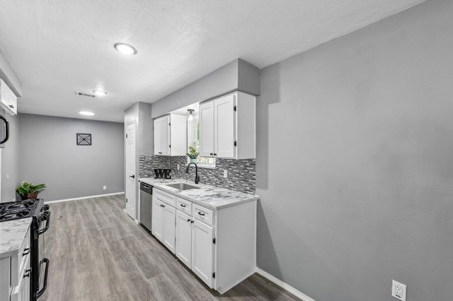 232 NW Jayellen Avenue, Burleson, TX 76028