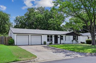 232 NW Jayellen Avenue, Burleson, TX 76028