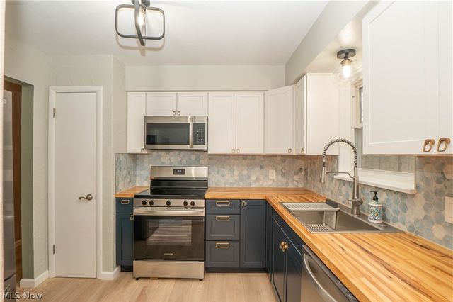 1423 Copley Meadows Drive, Copley, OH 44321