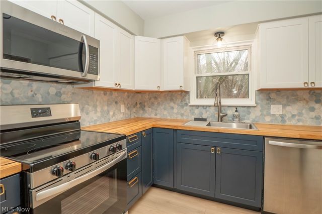 1423 Copley Meadows Drive, Copley, OH 44321