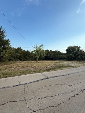 125 Avondale Avenue, Azle, TX 76020