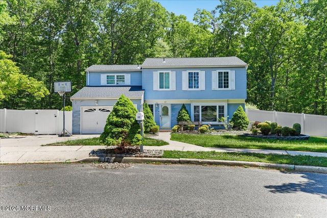 17 Monroe Lane, Jackson, NJ 08527