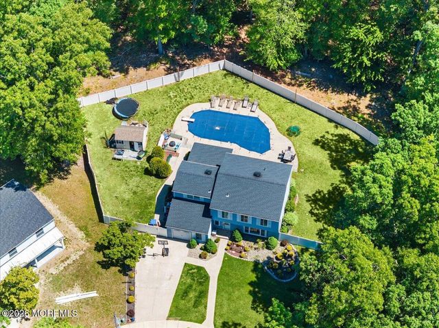 17 Monroe Lane, Jackson, NJ 08527
