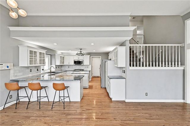 5529 Sleepy Hollow Drive, Parkville, MO 64152