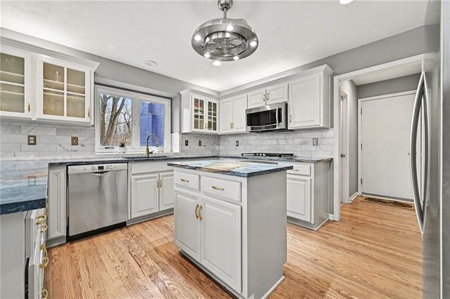 5529 Sleepy Hollow Drive, Parkville, MO 64152