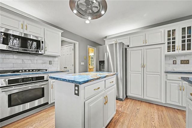 5529 Sleepy Hollow Drive, Parkville, MO 64152