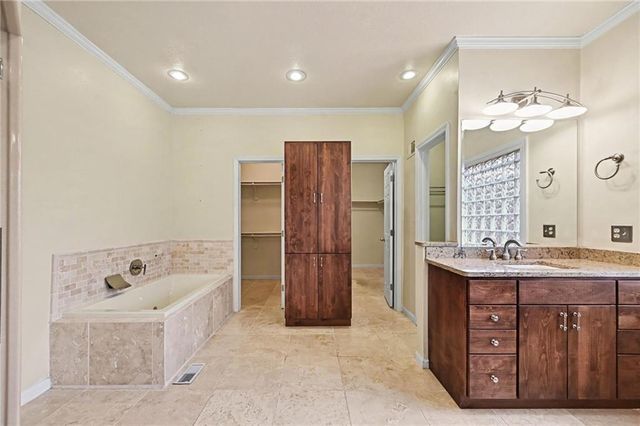 5529 Sleepy Hollow Drive, Parkville, MO 64152