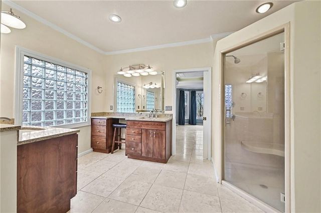 5529 Sleepy Hollow Drive, Parkville, MO 64152