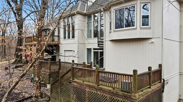 5529 Sleepy Hollow Drive, Parkville, MO 64152