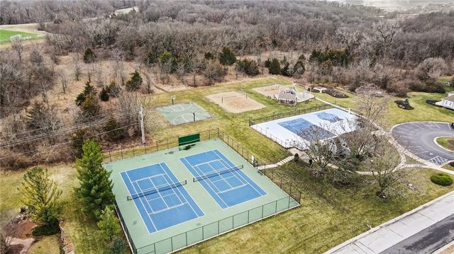 5529 Sleepy Hollow Drive, Parkville, MO 64152