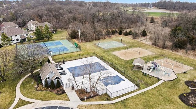 5529 Sleepy Hollow Drive, Parkville, MO 64152