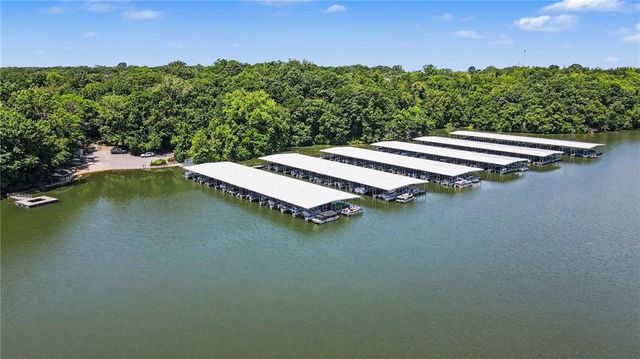 5529 Sleepy Hollow Drive, Parkville, MO 64152