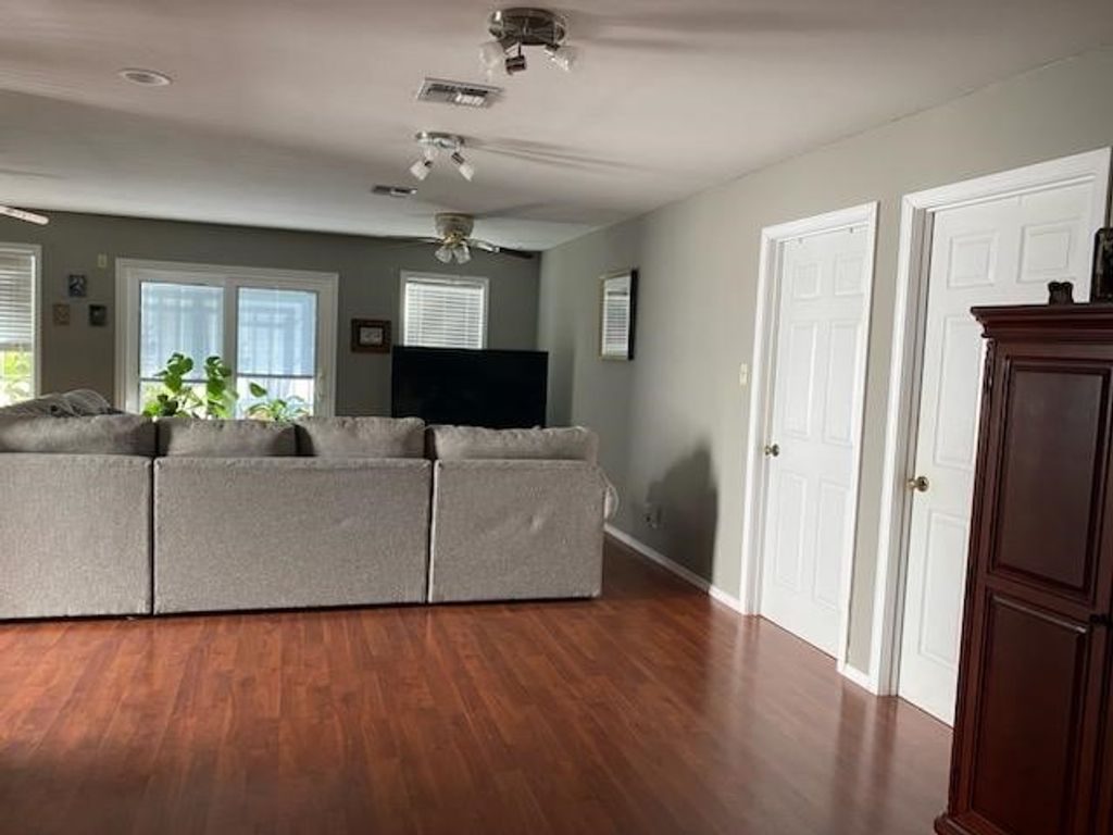 297 Sherwood Dr, Rockport, TX 78382 — photo 5