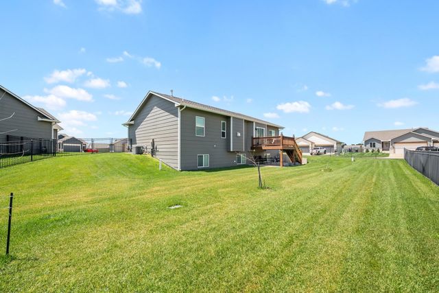 10567 W Sondra Ct, Maize, KS 67101