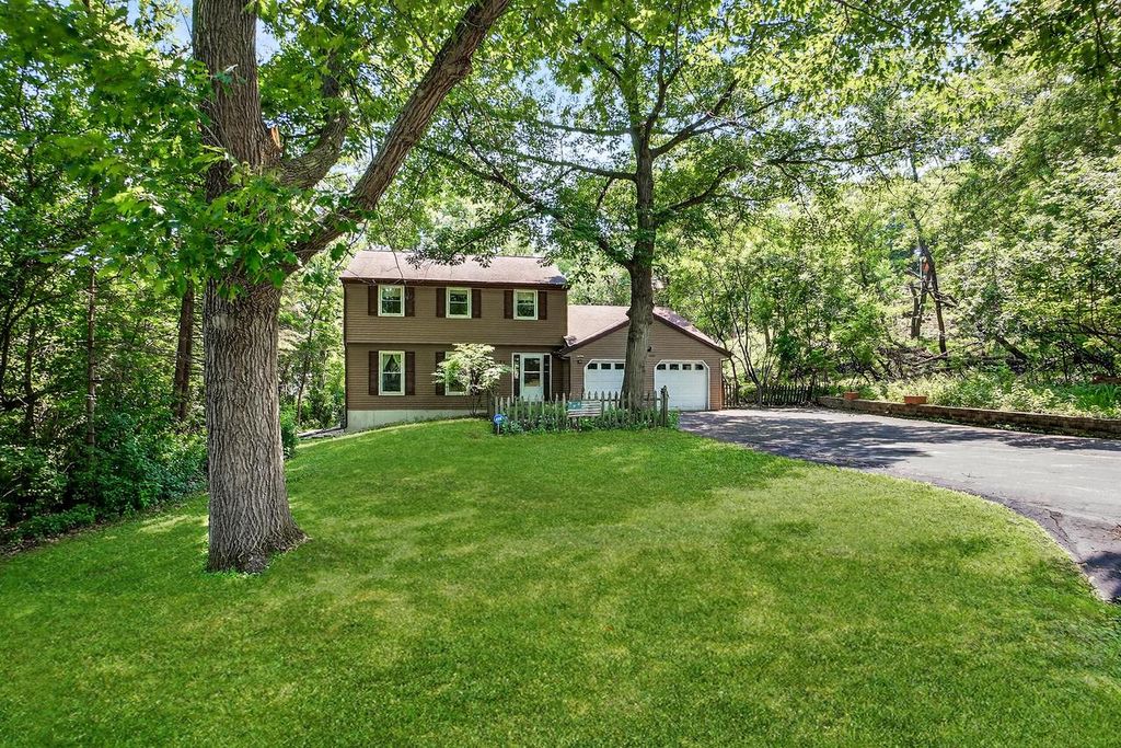 N53W30509 Arrowhead DRIVE, Hartland, WI 53029