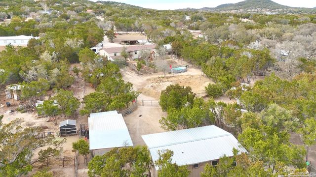 946 Frontier Ln, Bandera, TX 78003